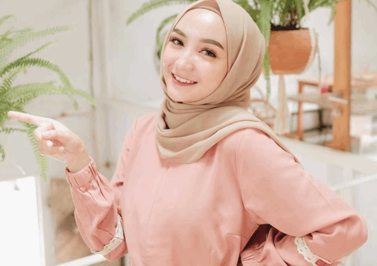 Tutorial Hijab Segi Empat Simple dan Modis untuk Wajah Bulat